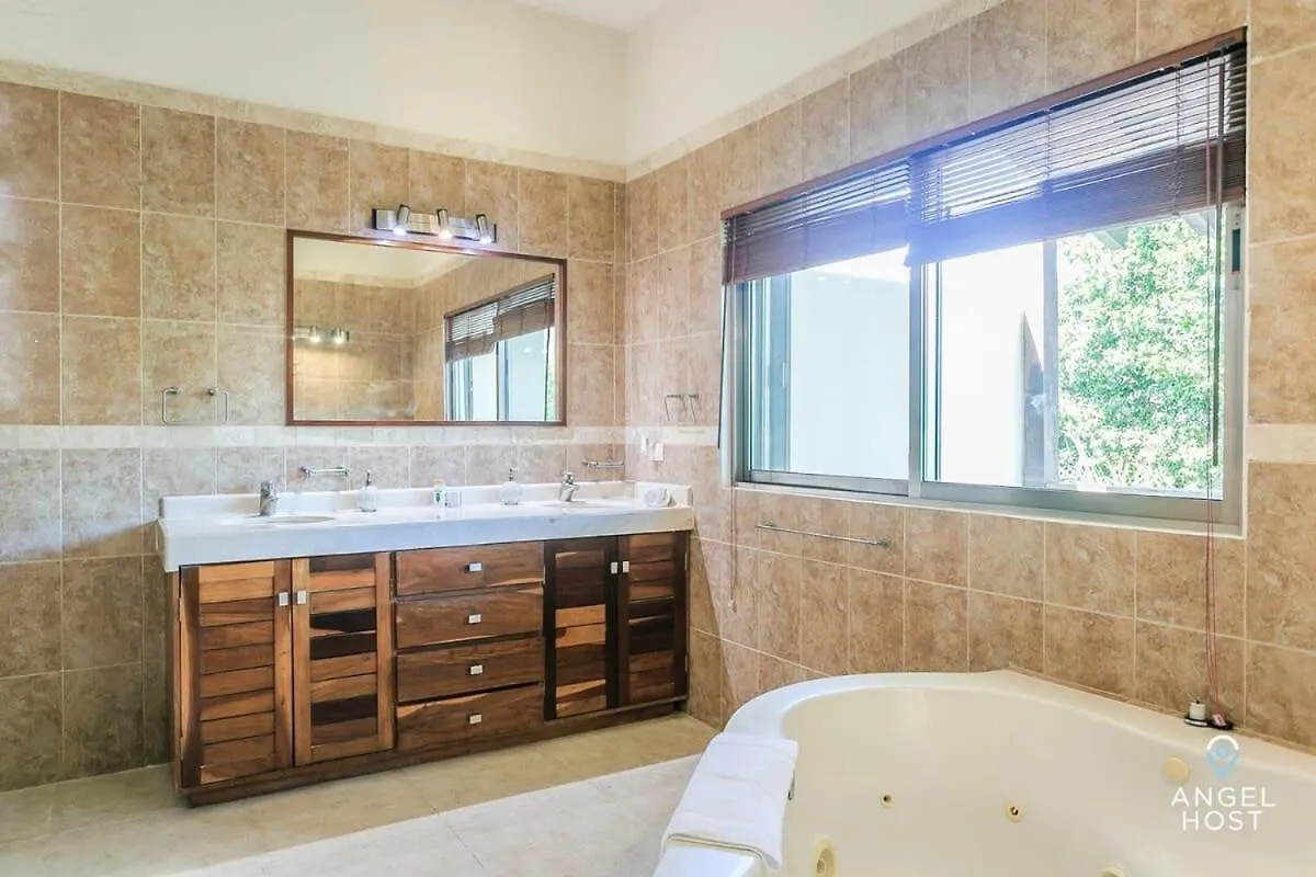 Villa With Private Pool & Large Garden In Playacar 普拉亚卡门